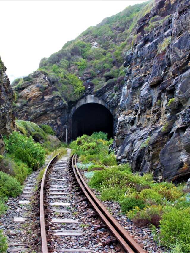 भारत के सबसे खतरनाक रेलवे ट्रैक: रोमांच और खतरे का मिश्रण