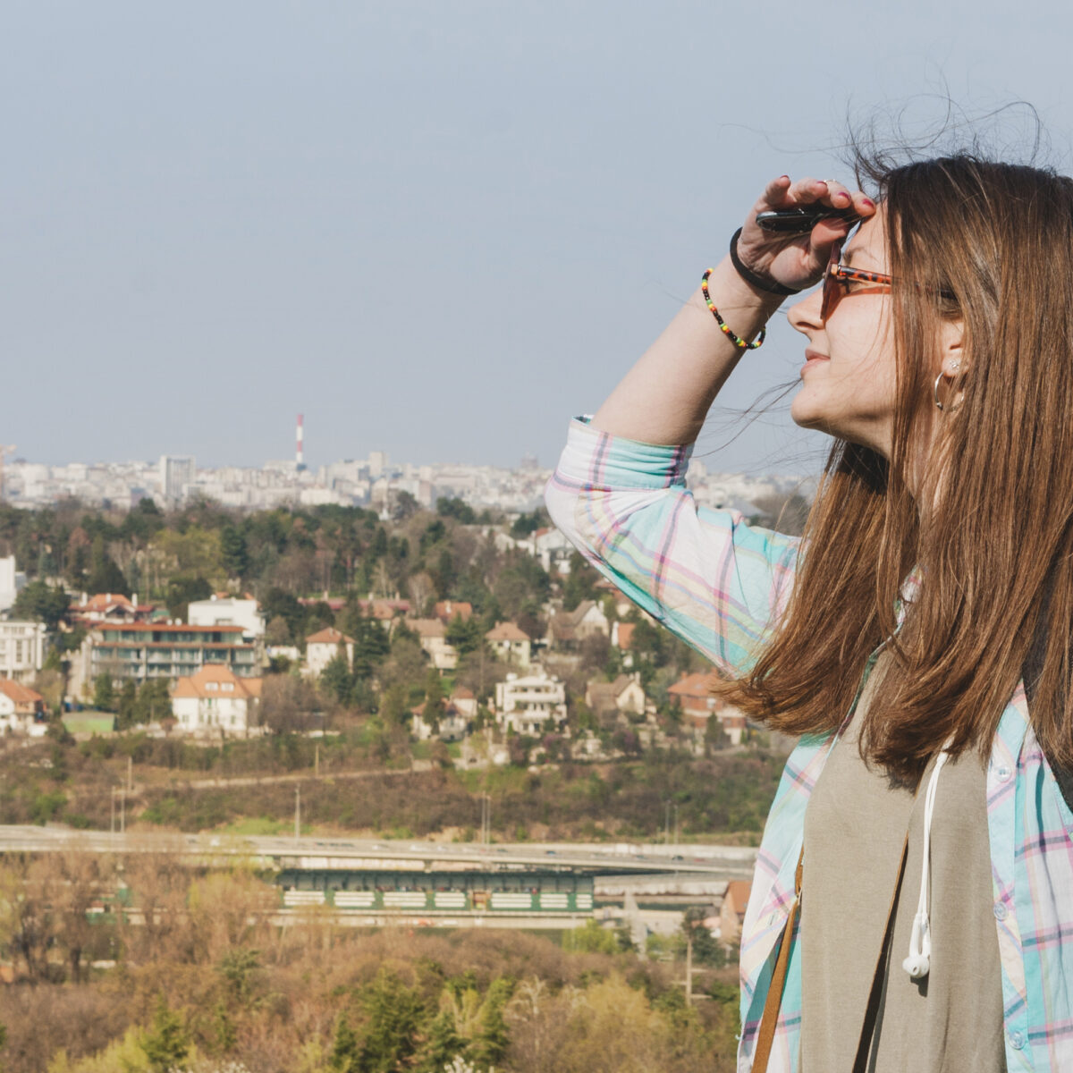 tourist-girl-looking-somewhere