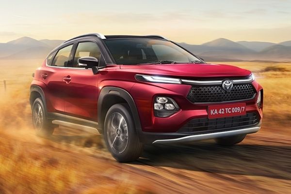 Toyota की धांसू कार, टर्बो पेट्रोल इंजन के साथ दे रही सबको टक्कर, देखिए फीचर्स और रेट